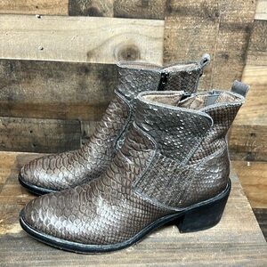 Donald Pliner ERRYN Cloud Boot Women's US 9.5 Side Zip Snakeskin Metallic